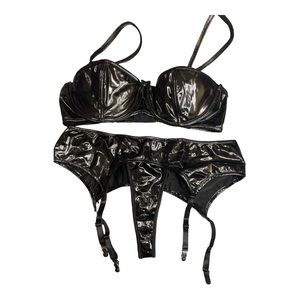 Fredericks of Hollywood Sexy Black Bra and Garter Thong Set, Size XL